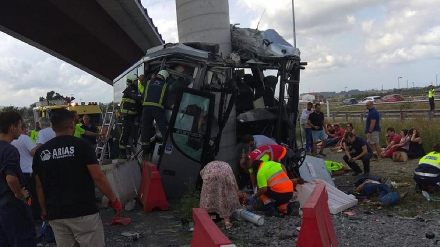 Accident rutier în Spania: Cinci persoane au murit şi alte 19 au fost rănite după ce un autobuz a intrat în pilonul de rezistenţă al unui pod