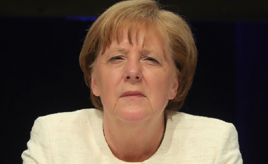 Merkel condamnă atacurile xenofobe şi saluturile naziste ale extremiştilor de dreapta

