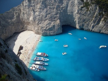 Zakynthos: Cel puţin şapte oameni au fost răniţi după ce o parte din faleza stâncoasă s-a prăbuşit pe plaja Navagio. FOTO, VIDEO