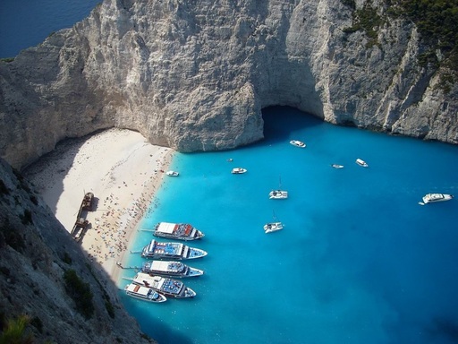 Zakynthos: Cel puţin şapte oameni au fost răniţi după ce o parte din faleza stâncoasă s-a prăbuşit pe plaja Navagio. FOTO, VIDEO