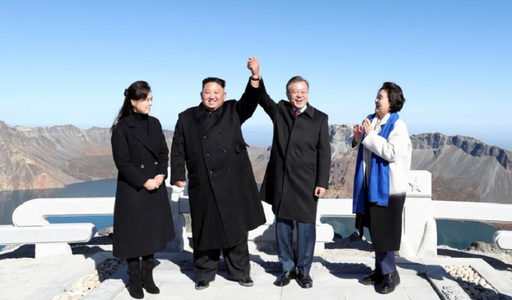 Liderii coreeni la Mont Paektu, într-o demonstraţie de unitate