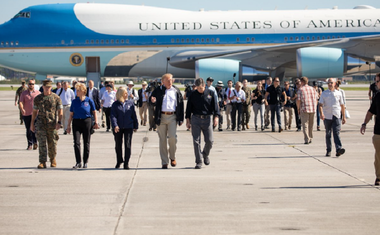 Trump se întâlneşte cu sinistraţi ai uraganului Florence şi promite ajutoare federale