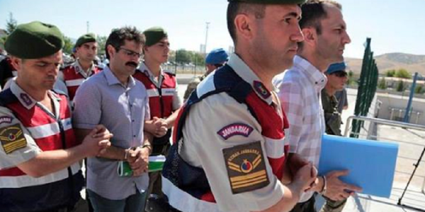 Zeci de militari turci arestaţi în legătură cu puciul eşuat