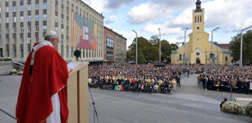 Papa Francisc denunţă în Estonia, la porţile Rusiei, ”ameninţarea armelor”