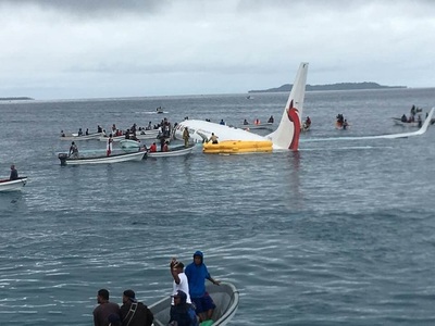 Un avion Boeing 737 a căzut mare în apropierea unei insule din Micronesia - toţi pasagerii au supravieţuit - FOTO, VIDEO

