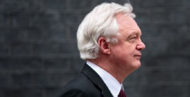 Fostul ministru britanic al Brexitului David Davis îi critică dur pe Macron şi Merkel 