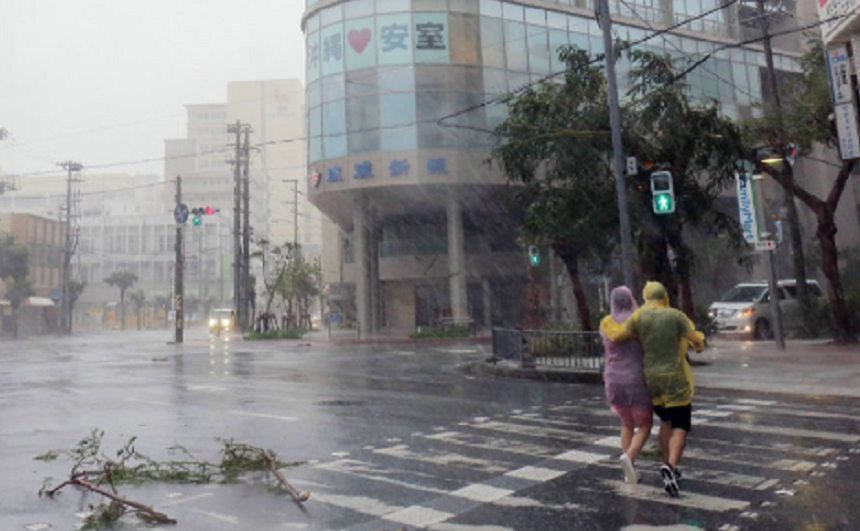 Răniţi în Japonia, la atingerea Insulei Okinawa de taifunul Trami