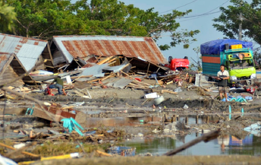 UPDATE - Bilanţul victimelor seismului urmat de un tsunami în Indonezia creşte la 384 de morţi şi sute de răniţi. FOTO/VIDEO
