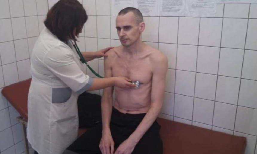 O fotografie a cineastului Senţov, aflat în greva foamei de patru luni, publicată de autorităţile ruse