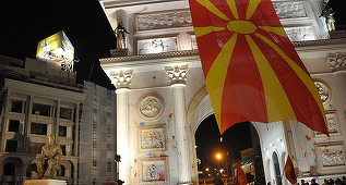 Susţinătorii boicotării referendumului sărbătoresc în faţa Parlamentului din Skopje