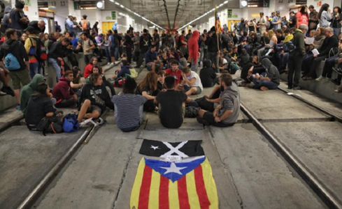 Separatişti catalani sărbătoresc un an de la secesiunea eşuată prin acţiuni în forţă