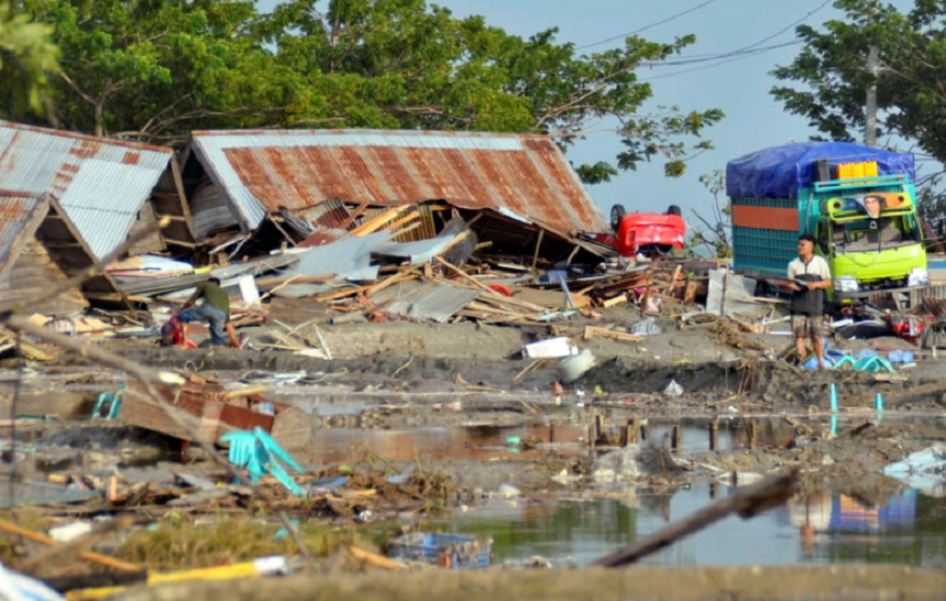 Indonezia: Persoanele decedate în urma cutremurului au început să fie înhumate într-o groapă comună