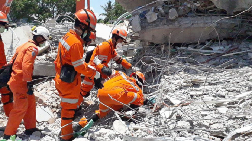 Treizeci şi patru de studenţi la teologie, găsiţi morţi într-o biserică, în urma cutremurului urmat de un tsunami în Indonezia
