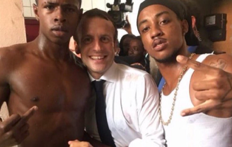 Scandal în Franţa pe tema unei fotografii în care un tânăr face un gest obscen într-o poză cu Macron