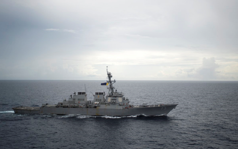 Distrugătorul american USS Decatur, nevoit să-şi schimbe direcţia, pentru a evita o coliziune cu distrugătorul chinez Luyang, în cursul unei ”operaţiuni pentru libertatea navigaţiei” în Marea Chinei de Sud