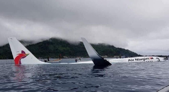 Un cadavru, scos de scafandri militari americani din avionul care s-a prăbuşit într-o lagună în Micronezia; nouă persoane rănite în accident, una grav, anunţă Guvernul micronezian