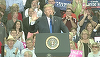 Trump o ia în derâdere pe acuzatoarea candidatului său la Curtea Supremă