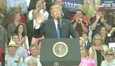 Trump o ia în derâdere pe acuzatoarea candidatului său la Curtea Supremă