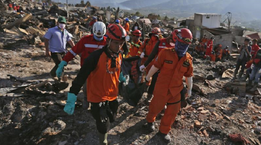 Bilanţul victimelor cutremurului urmat de tsunami pe Insula Sulawesi depăşeşte 2.000 de morţi