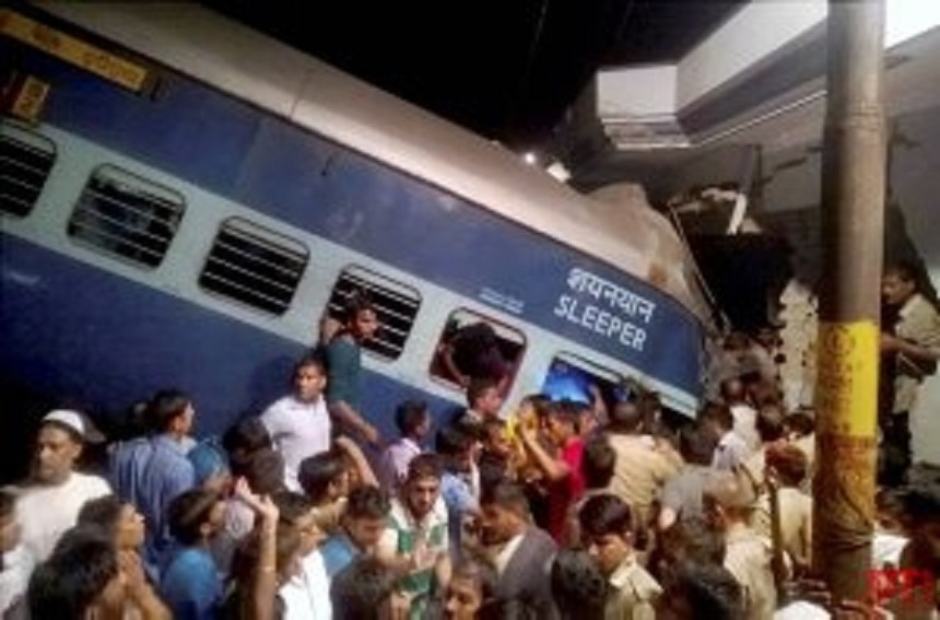 Cel puţin cinci persoane au murit şi alte 30 au fost rănite după ce un tren a deraiat în India

