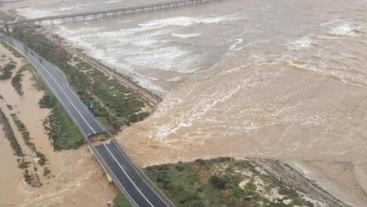O porţiune a unui pod rutier s-a surpat în Sardinia în urma unor ploi puternice. VIDEO