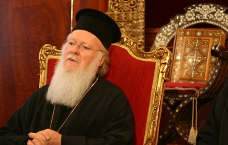 Patriarhia de la Constantinopol recunoaşte, după un sinod de două zile la Istanbul, independenţa bisericii ucrainene faţă de Moscova; Biserica Ortodoxă Rusă denunţă o ”catastrofă” şi o ”schismă”
