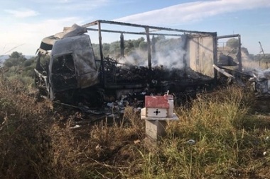 Cel puţin 11 persoane au murit în Grecia după ce un camion şi o autoutilitară s-au ciocnit; MAE verifică dacă există români printre victime. FOTO, VIDEO