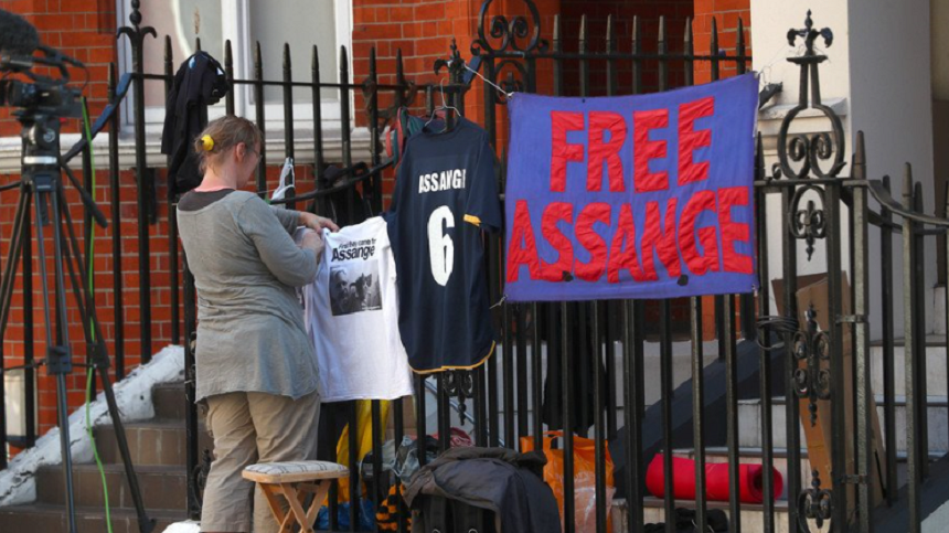 Quito restabileşte parţial comunicaţiile lui Assange