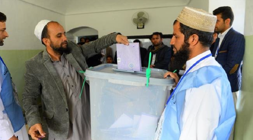 Cel puţin trei morţi în explozii la Kabul; afganii votează într-o atmosferă haotică în alegeri parlamentare