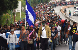 Mii de migranţi din Honduras, blocaţi la frontiera mexicană, speră să ajungă în SUA