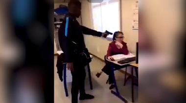 Indignare politică şi măsuri în plan în Franţa, în urma difuzării unei înregistrări video în care un elev ameninţă o profesoară cu o armă falsă