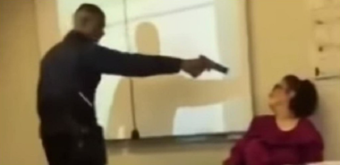 Elevul filmat ameninţându-şi profesoara într-un liceu la periferia Parisului, inculpat şi eliberat cu obligaţia de a respecta măsuri provizorii