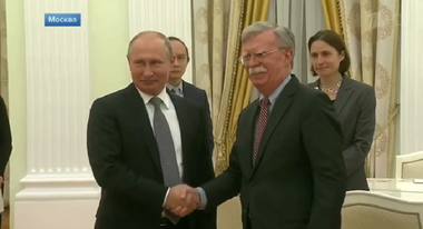 Putin îi spune lui Bolton că vrea să se întâlnească din nou cu Trump şi face o glumă cu privire la blazonul SUA