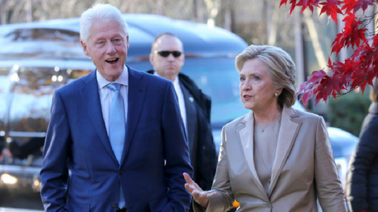 Hillary Clinton se afla în campanie, însă fostul preşedinte Bill Clinton acasă, atunci când a fost interceptat coletul cu un dispozitiv exploziv adresat fostului secretar de Stat
