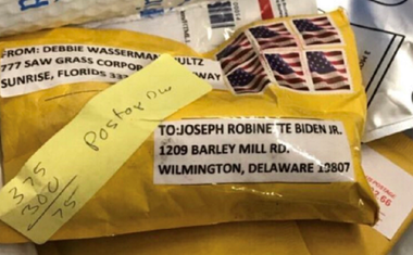 Joe Biden vizat, ca Robert de Niro, de un colet suspect