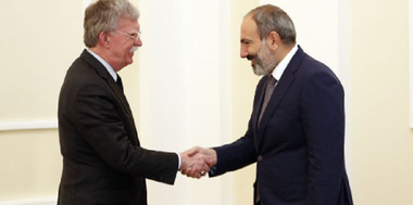 Livrări de armament rus către Azerbaidjan şi Armenia împiedică soluţionarea conflictului din Nagorno-Karabah, denunţă John Bolton la Erevan