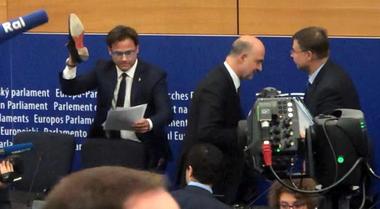 Moscovici îl cataloghează drept ”un cretin, un provocator, un fascist” pe eurodeputatul Ligii Angelo Ciocca, după ce acesta a şters un pantof pe notele sale - VIDEO