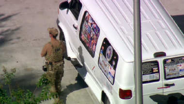 Autorităţile ridică o dubă albă, în Florida, cu abţibilduri pe geamuri reprezentând steagul american, sigla Comitetului Naţional Republican şi CNN
