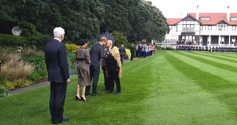 Prinţul Harry şi Meghan Markle, în Noua Zeelandă. Cuplul regal a fost întâmpinat în tradiţia maori şi a participat la o recepţie întreruptă de o alarmă de incendiu - VIDEO