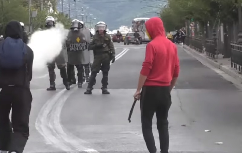 Grecia: Ciocniri între studenţi şi poliţie în centrul Atenei. VIDEO