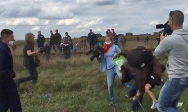 Jurnalista ungară Petra Laszlo, condamnată după ce a lovit cu piciorul migranţi în 2015, achitată de Curtea Supremă