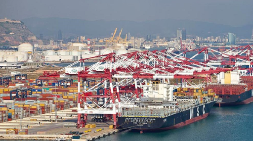 Incendiu în portul Barcelona, în urma unei coliziuni între o navă de transport de mărfuri şi o macara