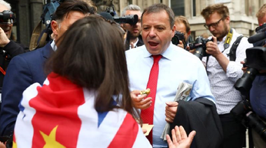 Un important donator al taberei pro-Brexit, omul de afaceri Arron Banks, vizat de o anchetă penală în legătură cu presupuse nereguli în finanţarea campaniei referendumului