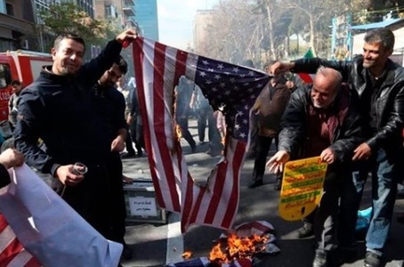 Studenţii iranieni au protestat faţă de reinstituirea sancţiunilor: "Moarte Americii!"