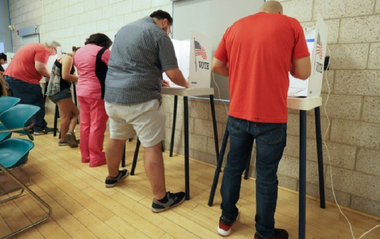 Americanii votează marţi într-un scrutin care stabileşte majoritatea în Congres în ultimii doi ani ai mandatului lui Trump