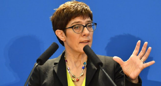 ”Protejata” lui Merkel, Annegret Kramp-Karrenbauer, îşi anunţă candidatura la conducerea CDU