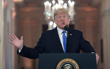 Trump le întinde o mână democraţilor, cu condiţia să renunţe la a-i ancheta preşedinţia şi finanţele