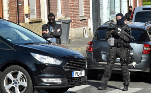 Arestul preventiv al celor şase suspecţi cu legături cu ultradreapta care pregăteau o acţiune violentă vizându-l pe Macron, prelungit