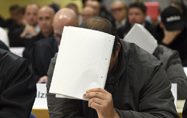 Treizeci de angajaţi ai unui cămin de azilanţi, judecaţi în legătură cu maltratarea refugiaţilor în 2014
