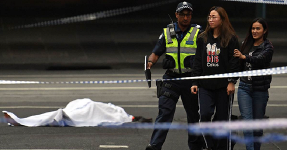 Un mort în atacul ”terorist” cu cuţitul la Melbourne, comis de un bărbat originar din Somalia cunoscut serviciilor de informaţii şi revendicat de Statul Islamic